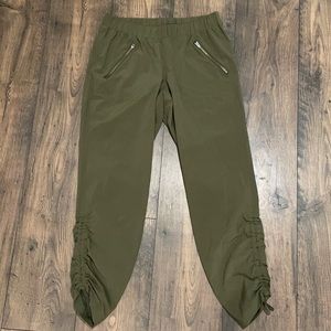 Athleta sz 4 cropped pants army green